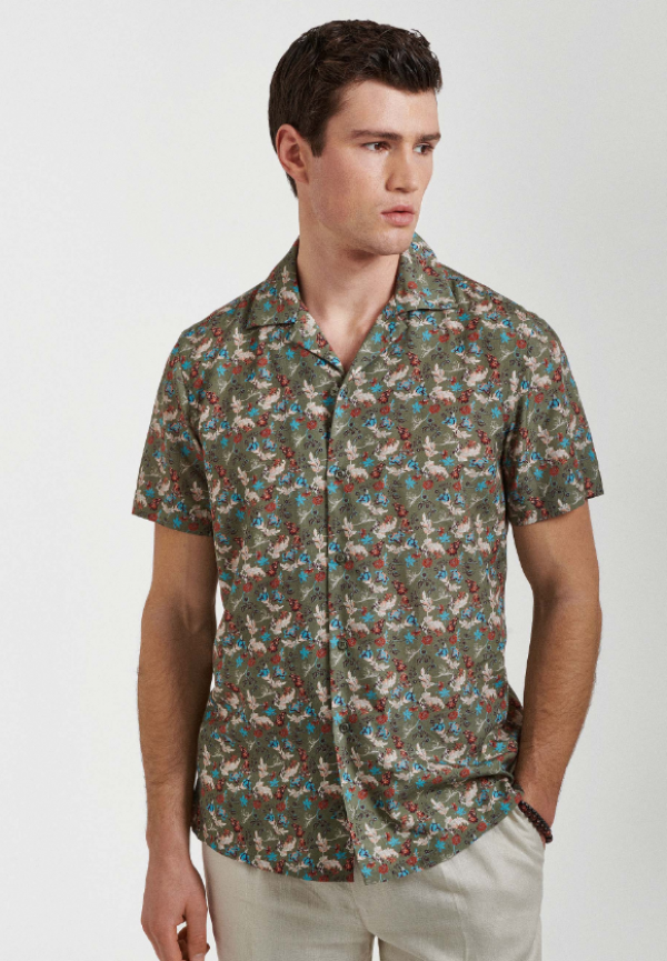 Kemeja dengan pola bunga yang lembut